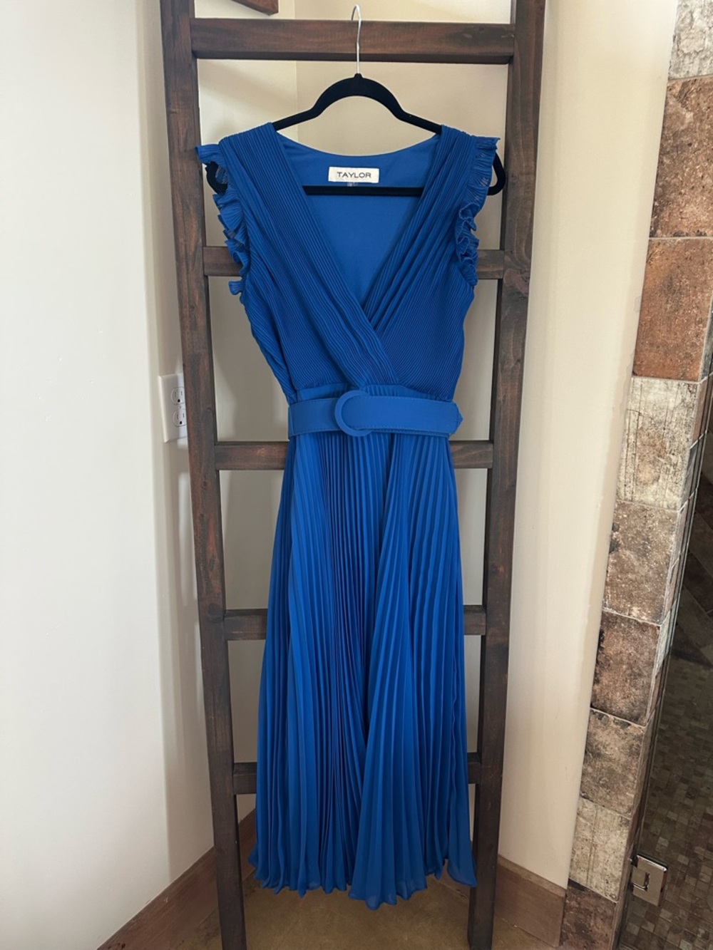 Taylor dress in blue with pleats